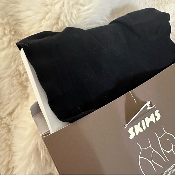 New in Box Skims Seamless Sculpt Mid Waist Brief Size Medium - Picture 3 of 5